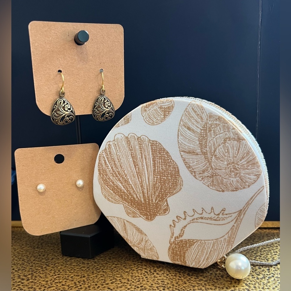 Seashell Travel Jewelry Organizer with Pearl Charm + 2 Pairs Earrings
